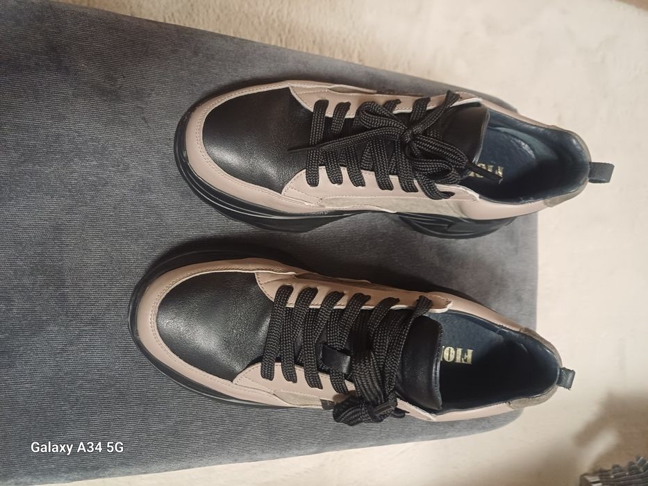 Нови кожени обувки