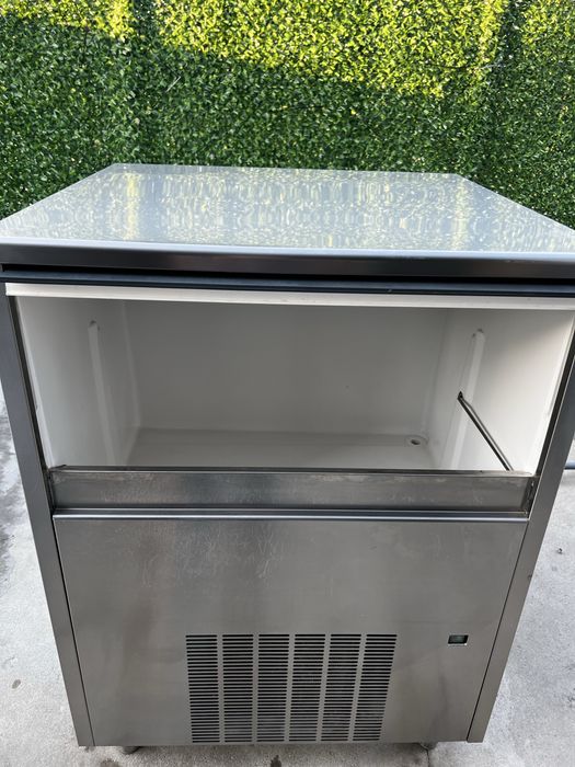 Masina fulgi gheata / gheata granulata - Electrolux Italia - 150 kg/24h - stocare 40 kg - stare foarte buna