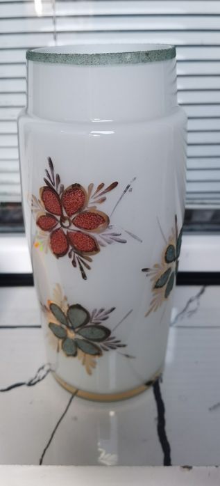 Фина стъклена ваза ръчно рисувана.