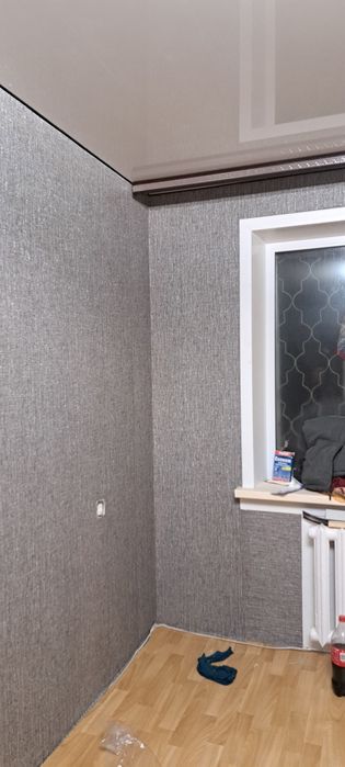 Поклейка обоев...