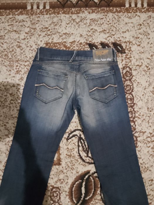 Дамски ефектни дънки.