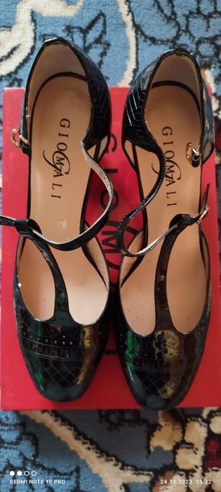Туфли черные , лакированые