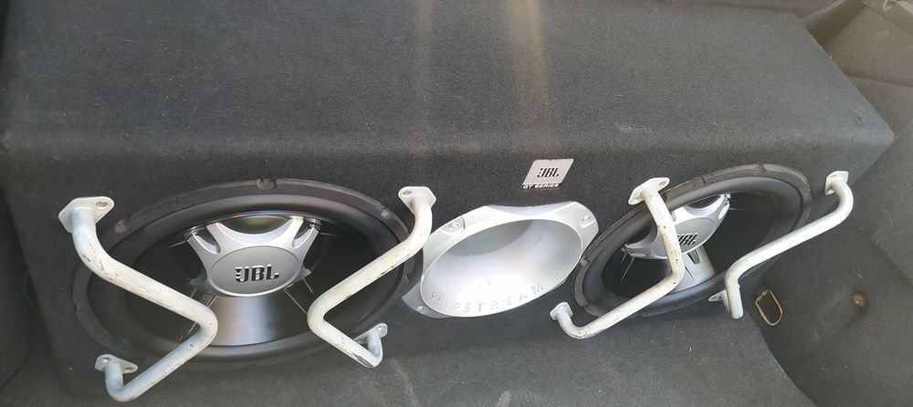 Сабвуфер JBL в авто
