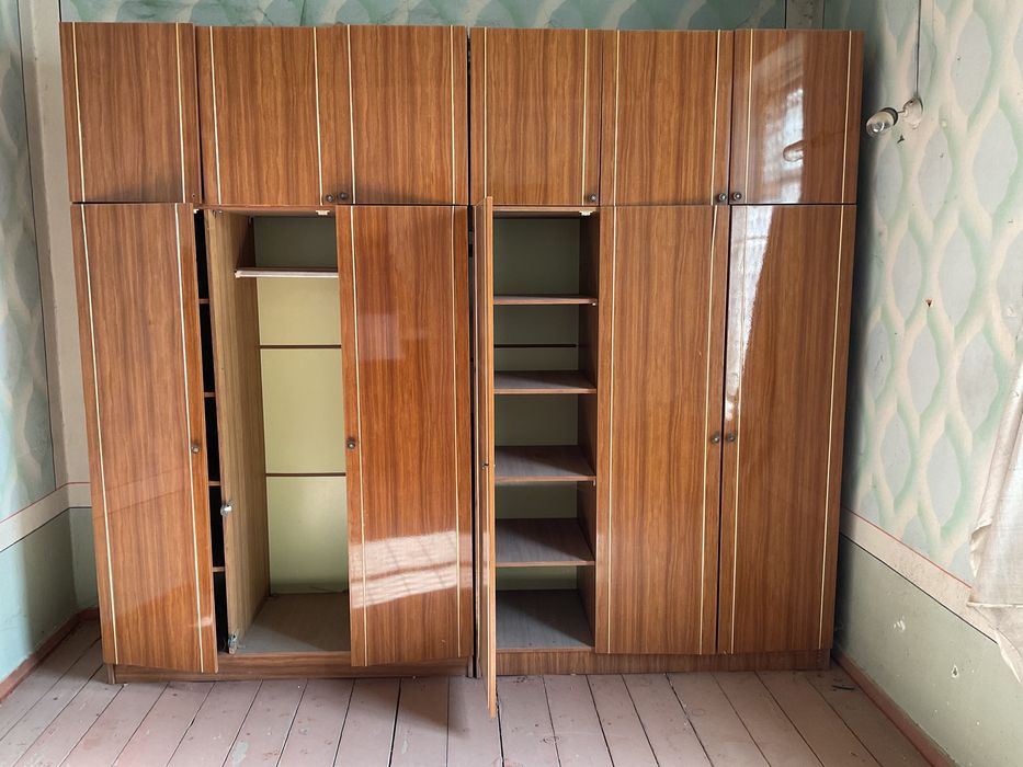 Шифоньер продается трех дверная, б/у в хорошем состояние.