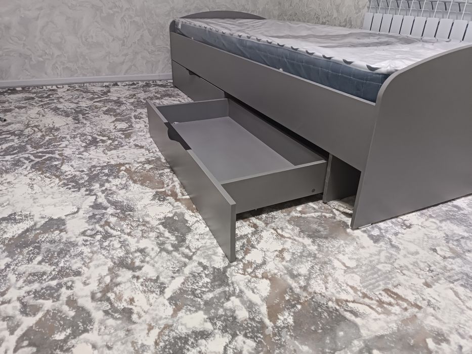 Bir kishilik divan sotiladi.