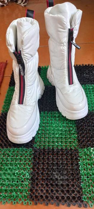 Продам белые сапожки  размер 40-41