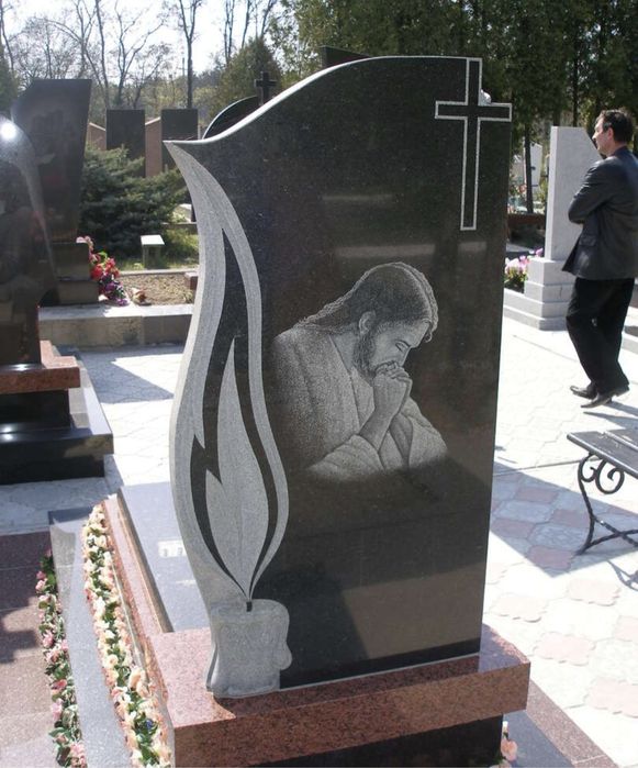 Памятники и надгробные комплексы