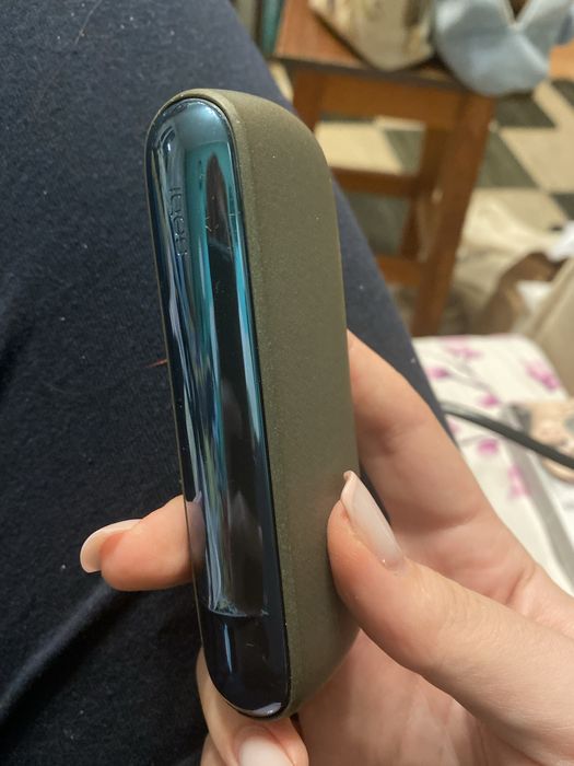 Vand Iqos Iluma cu pen roz