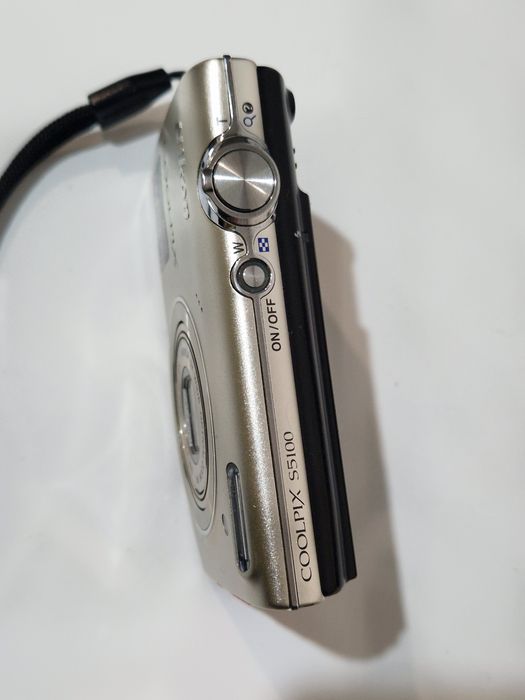 Aparat Photo Nikon cu o pata pe display