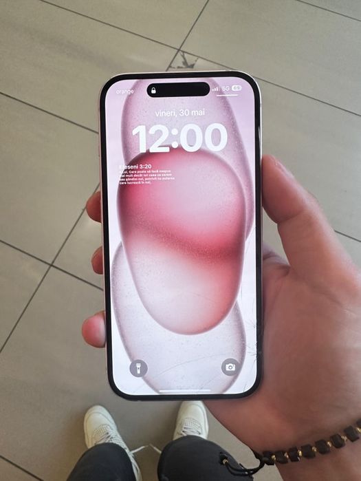 vând Iphone 15 roz