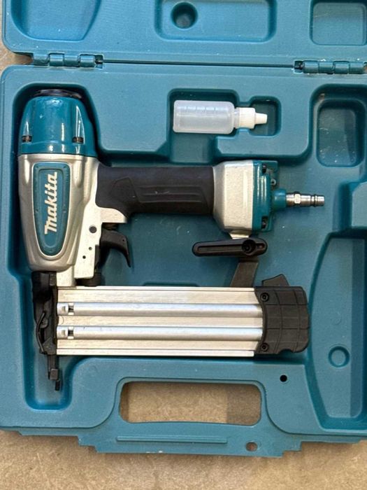 Pistol cuie pneumatic Makita AF506 18Ga 15-50mm, în valiză