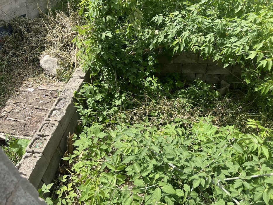 Продам участок  с не достроенным домом