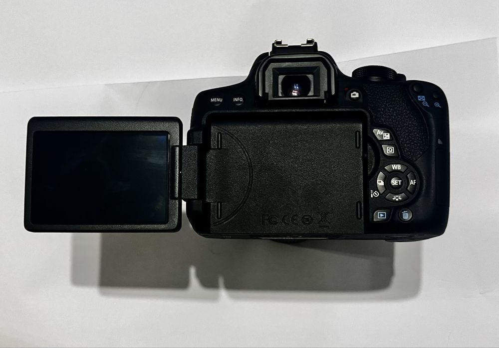 Canon EOS 750D + obiectiv original Canon 18 55mm