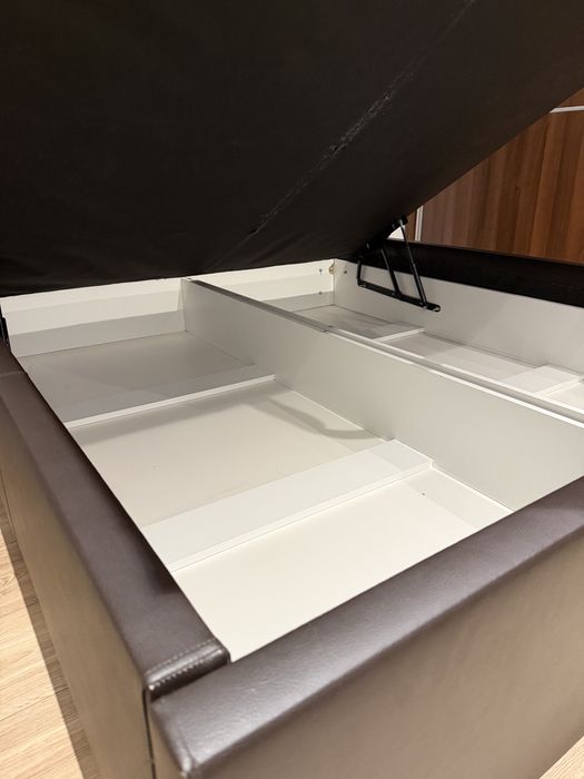 Pat matrimonial tapițat maro + ladă depozitare + somieră metalică