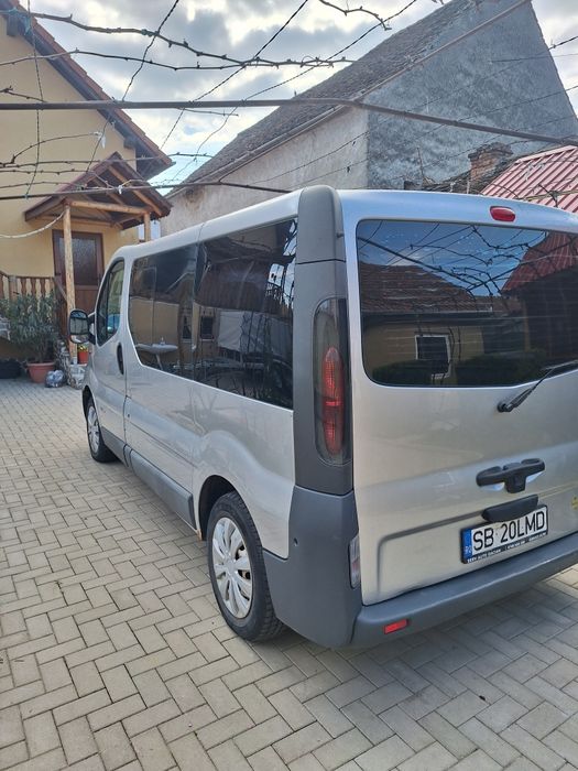 Vând Renault trafic 8 locuri