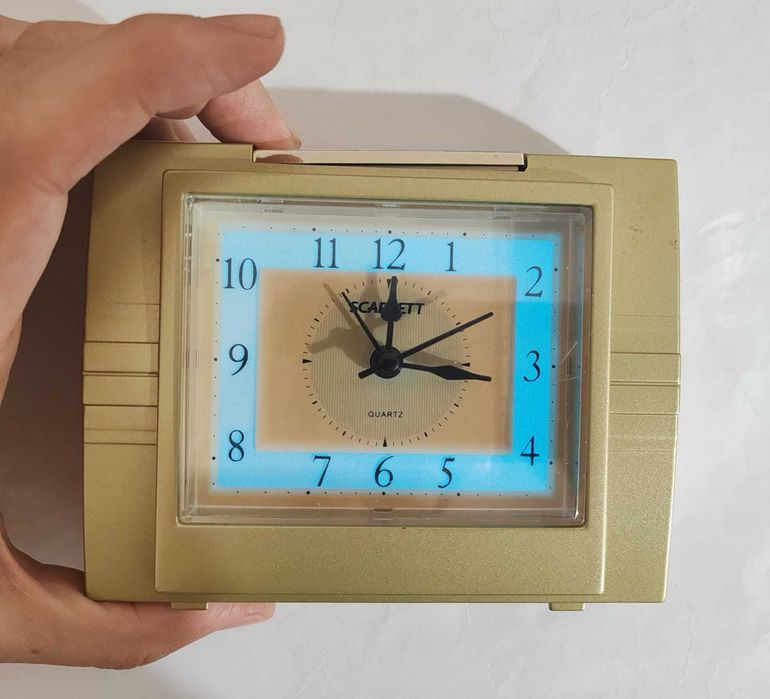 Часы настольные кварцевые