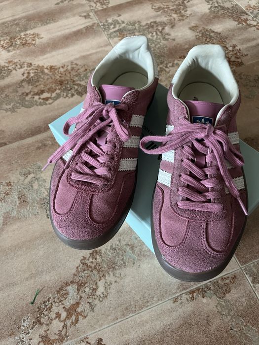 Продам женские кроссовки