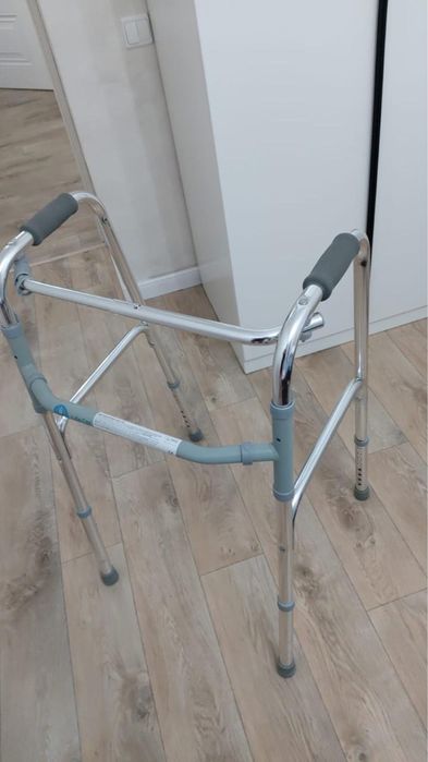 Продам инвалидную коляску и ходунок