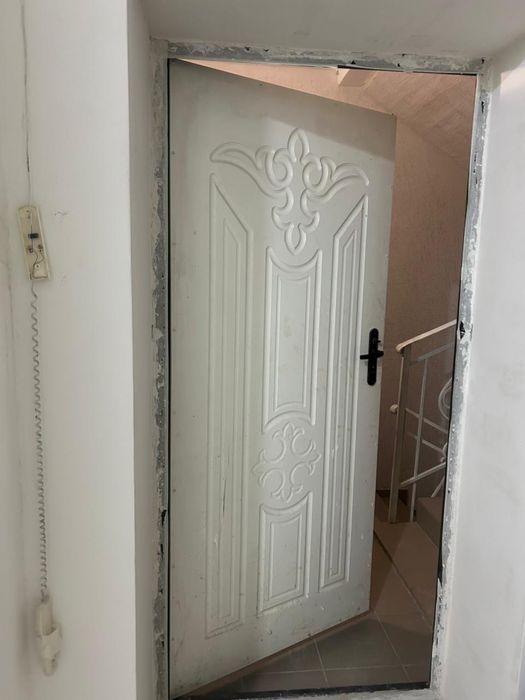 Продам металлическую дверь