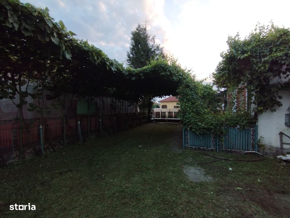 Casă de vânzare cu teren.