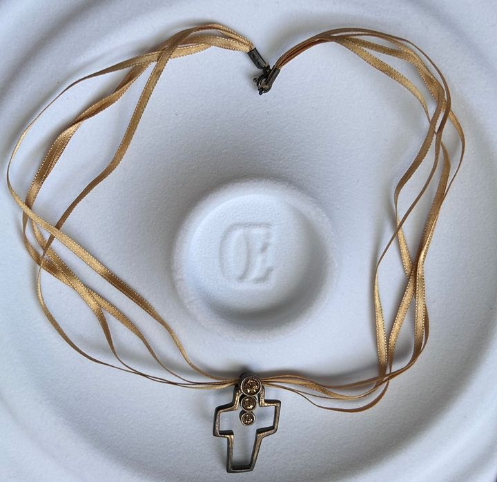 Елегантно арт колие с кръст в златисто