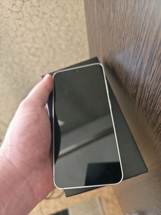 Samsung S24 White 128GB/8RAM.