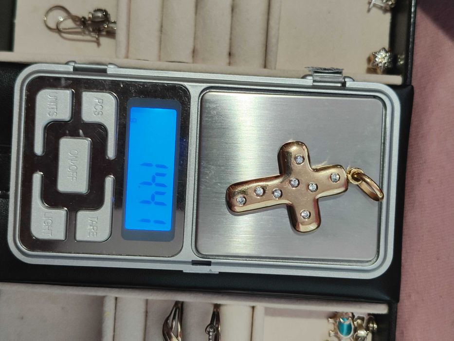 Масивен кръст с цирконий, позлата 14к