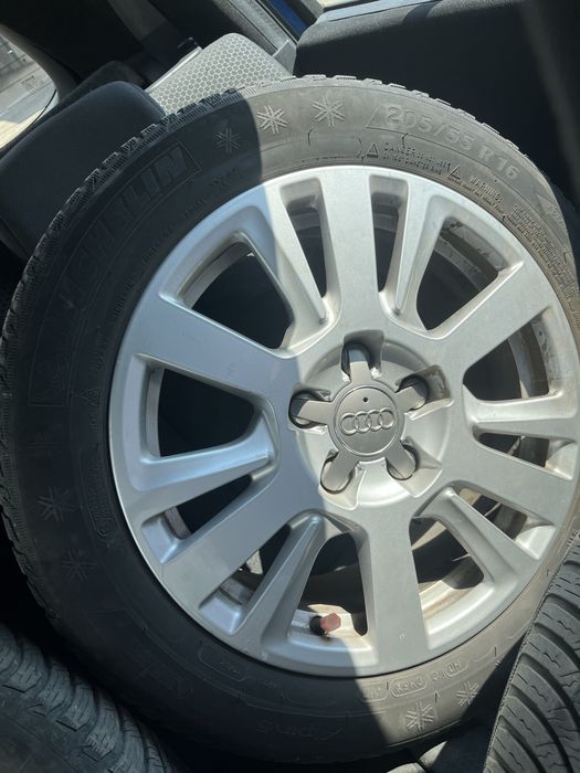 Vand jante de aliaj R 16 Audi cu cauciucuri bune