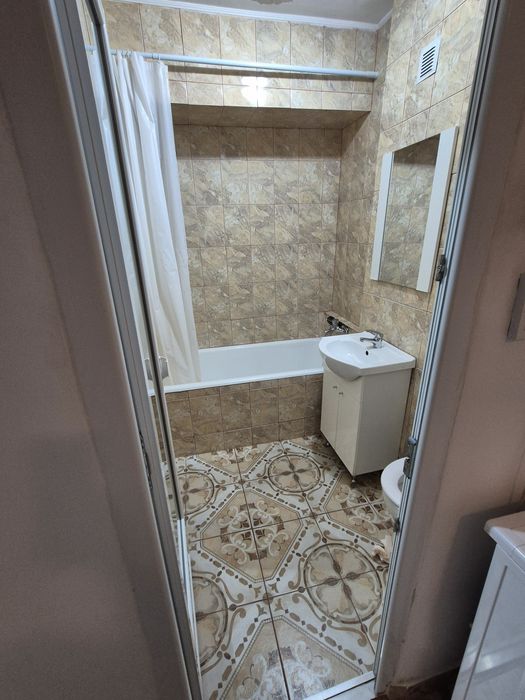 Inchiriez apartament cu 3 camere- Blv. Banu Manta