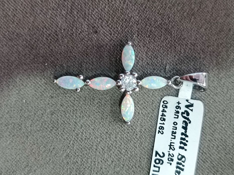 Сребърни бижута с естествени камъни