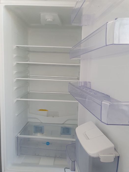 Frigider Beko cu dozator de apa