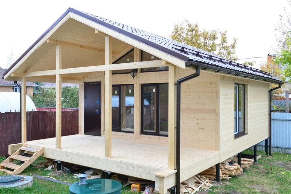 Case de lemn cu dormitor baie bucătărie și living