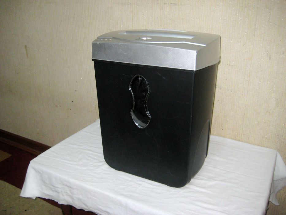 Шредер когоз ва диск йук килувчи аппарат 15лт яхши ишлидиган холатда!