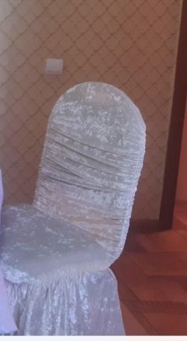 Чехлы на стулья молочного цвета в количестве 60 штук