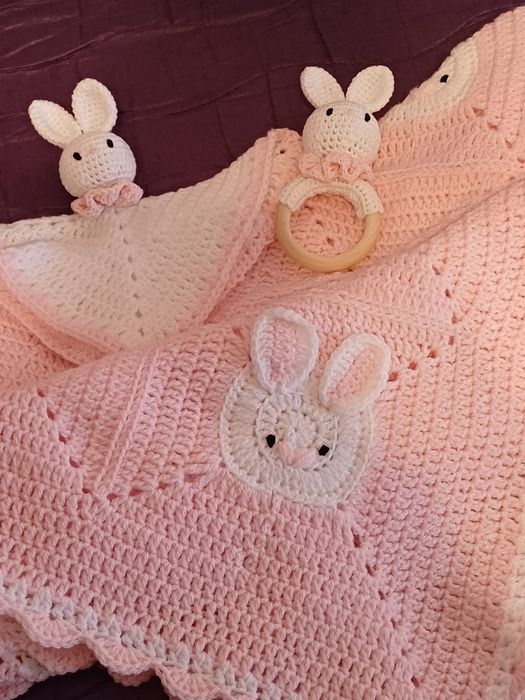 Бебешки комплект-одеалце,  дрънкалка и гушка