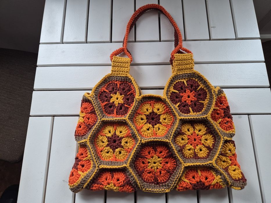 Чантата с хексагоните