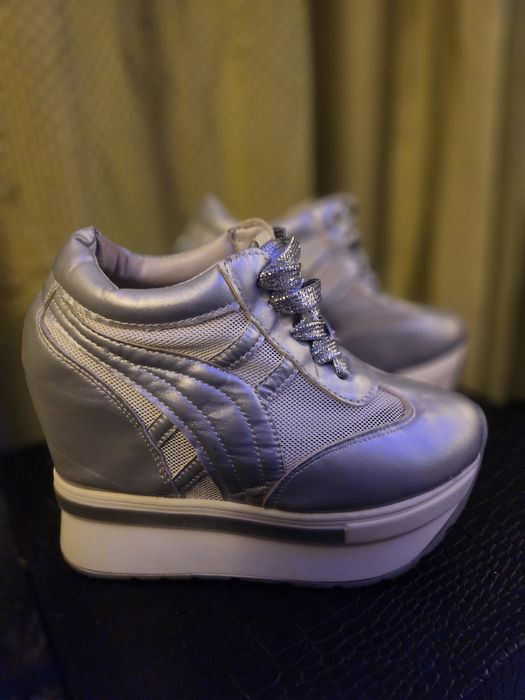 Маратонки на платформа