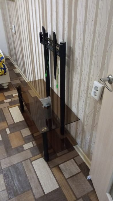 Стол под телевизор.