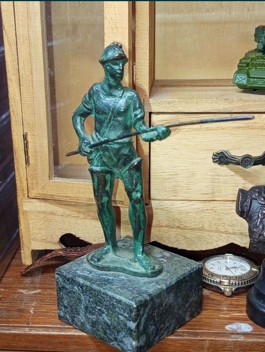 Statuie soldat vintage din bronz masiv pe postament de marmură