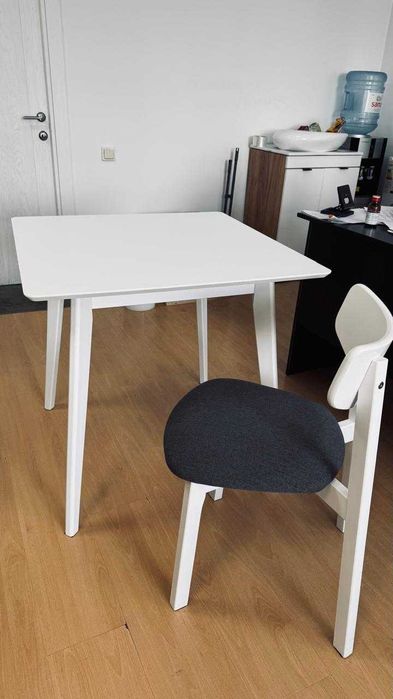 Стол Уценка - квадратный - эмаль - массив березы