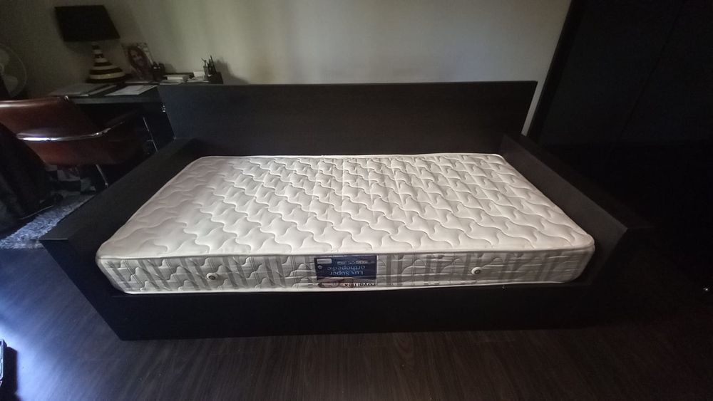 Vând pat 1 persoana, stare impecabila, dimensiuni  saltea 90/1,90