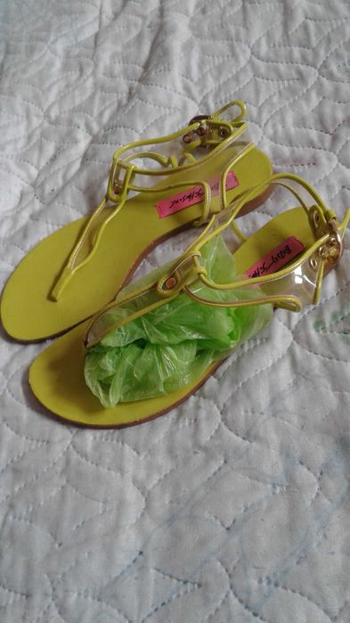 Продам детские сандалии