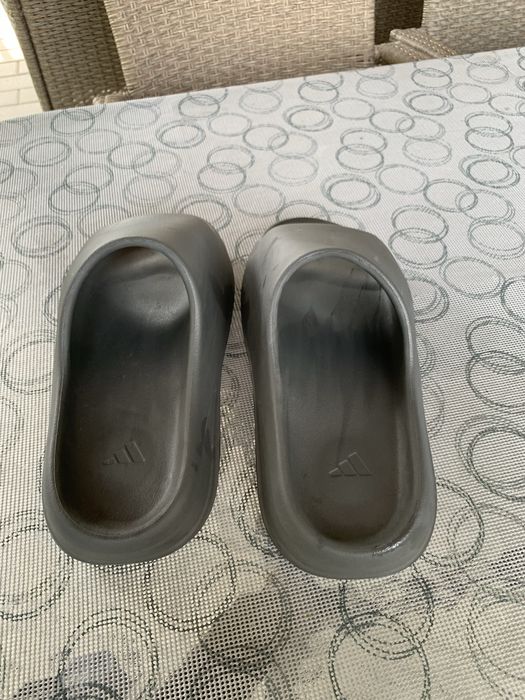 Yeezy Slide ca si noi