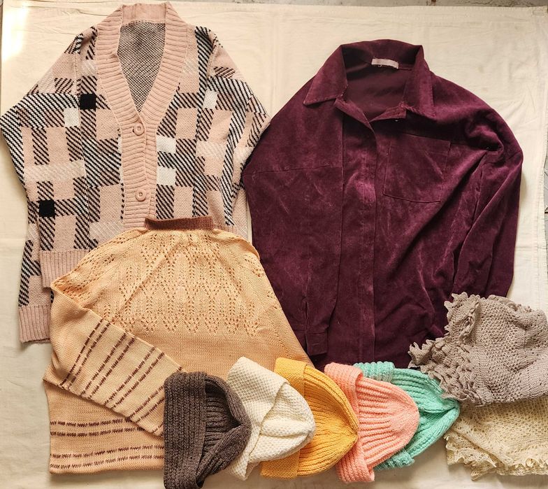 Одежда женская (кофта, шапки), цена за все