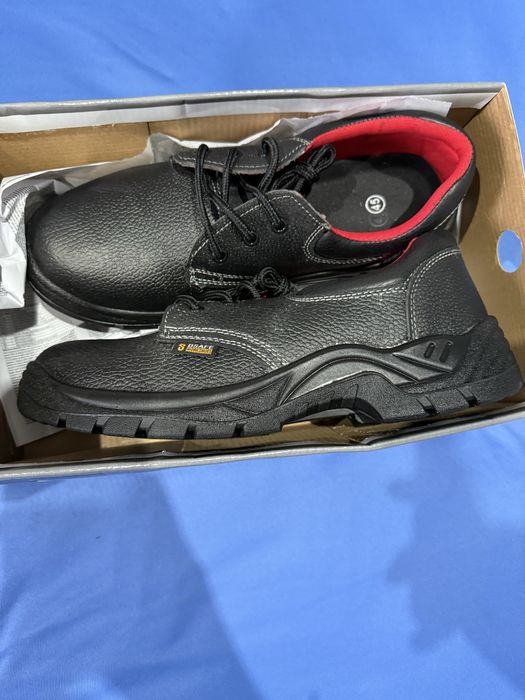 Чисто нови,работни обувки. Номер 45