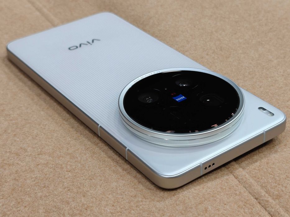 Нов Vivo X200 Ultra 12/256 Silver - Zeiss 50+200+50;SD8 Elite;6000mAh