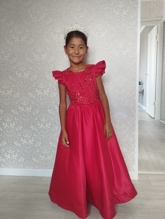 Продам детское платье 5-7 лет