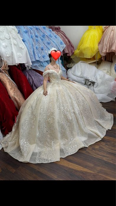 Продавам кремава обемна годежна/сватбена рокля размера се регулира с връзките на роклята