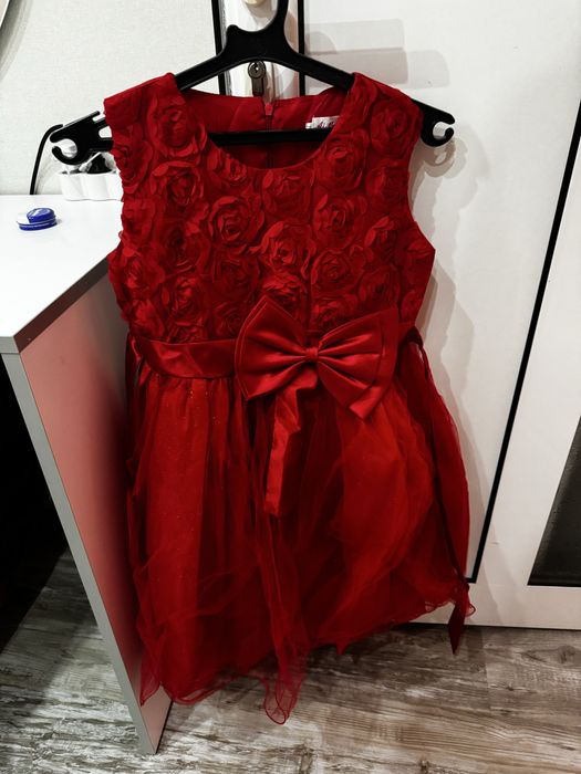 Детска червена рокля