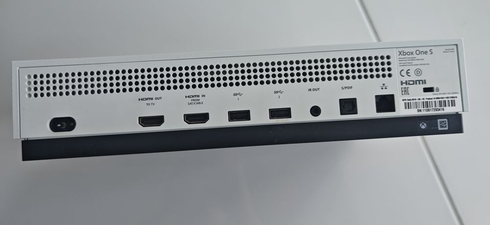 Xbox one S 1TB   и два джойстика